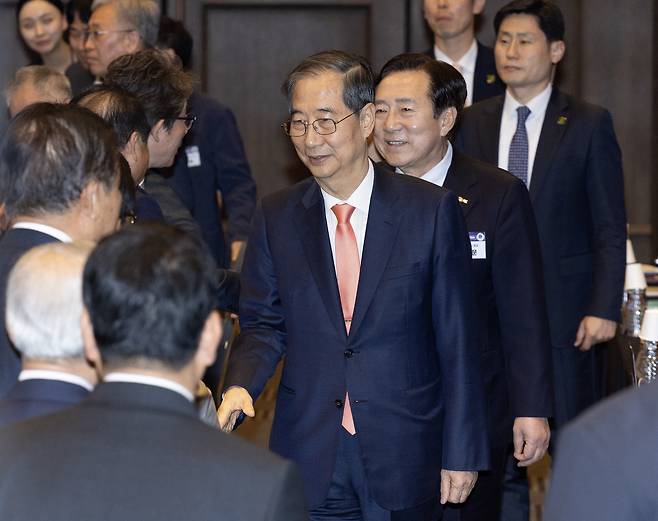 한덕수 대통령 권한대행 겸 국무총리가 30일 서울 영등포구 중소기업중앙회에서 열린 ‘중소기업 규제혁신 현장 소통 간담회’에서 참석자들과 인사하고 있다. 대통령실사진기자단