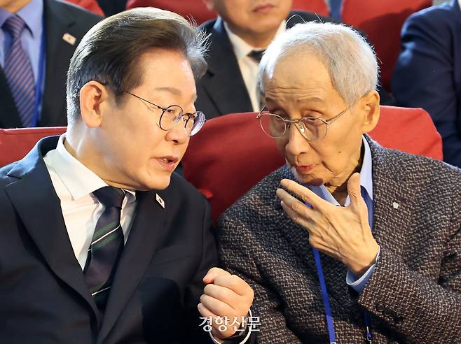 이재명 더불어민주당 대선 후보(왼쪽)와 윤여준 총괄상임선대위원장이 30일 국회 의원회관에서 열린 중앙선대위출범식에서 대화하고 있다. 박민규 선임기자