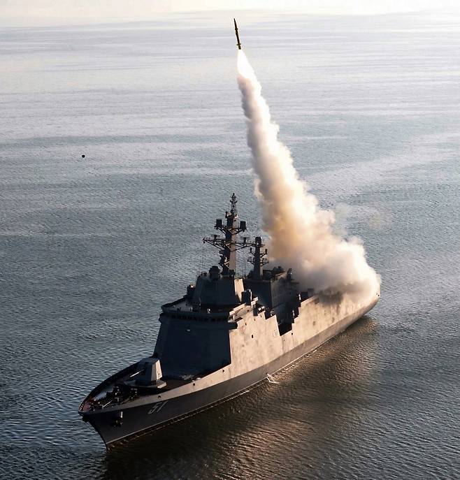‘북한판 이지스’ 최현함, 첫 무장 시험사격 북한이 ‘북한판 이지스 구축함’으로 평가되는 최현함 진수 사흘 만인 지난 28일 첫 무장 시험사격을 실시했다고 조선중앙통신이 30일 보도했다. 연합뉴스