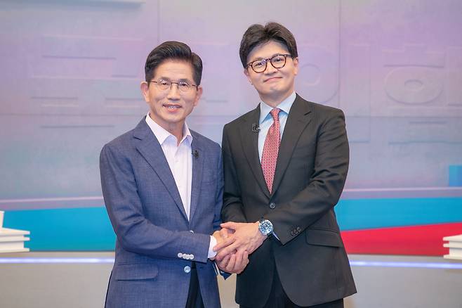 국민의힘 제21대 대통령선거 경선 결선투표에 진출한 김문수(왼쪽)·한동훈 후보가 30일 서울 중구 TV조선에서 결승 토론에 앞서 기념 촬영을 하고 있다. 국회사진기자단