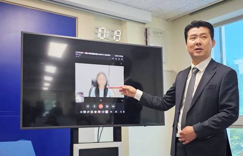 울산경찰청 반부패·경제범죄수사대 고일한 팀장이 30일 프레스룸에서 로멘스 스캠(연애 빙자 사기) 조직 검거 과정과 수법 등에 대해 설명하고 있다. 울산경찰청 제공