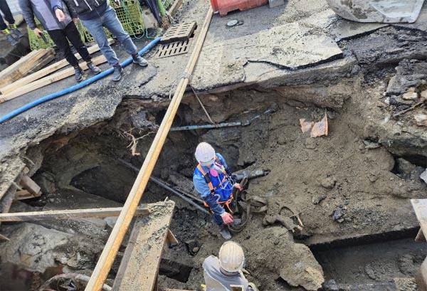 지난 14일 부산 사상구 도시철도 사상~하단선 공사현장 인근에서 싱크홀이 발생해 관계기관이 안전조치하고 있다. 백창훈 기자