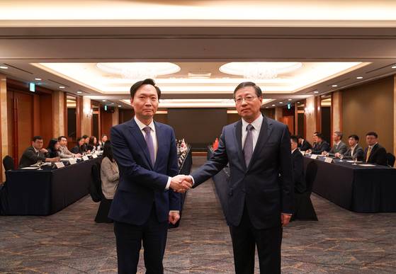 Kang Young-shin, director-general of Northeast and Central Asian Affairs Bureau at the Ministry of Foreign Affairs, left, and Hong Liang, director-general of the Department of Boundary and Ocean Affairs at China's Ministry of Foreign Affairs, pose for a photo at the third Korea-China maritime dialogue held in Seoul on April 23. [MINISTRY OF FOREIGN AFFAIRS]