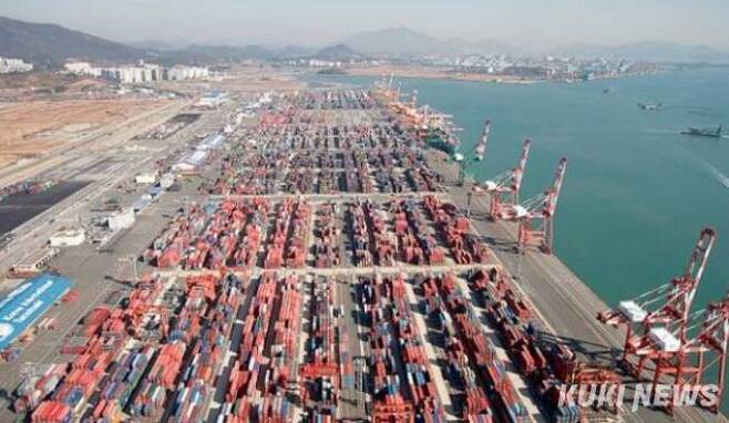 항만에 대기 중인 수출 컨테이너. 쿠키뉴스 자료사진&nbsp;