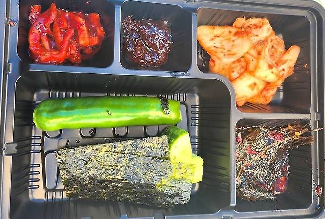 지난 24일 충주 호암체육관에서 열린 제19회 충북장애인도민체육대회 개막식에서 제공된 도시락 모습. 온라인 커뮤니티 캡처