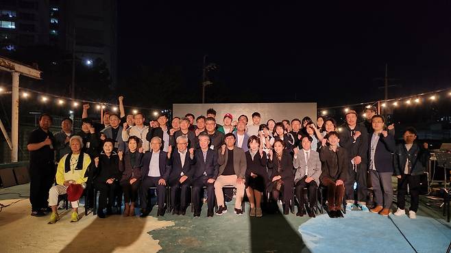 송재욱(앞줄 오른쪽 다섯 번째) 테바몰링 대표가 자신의 회사 루프탑에서 제1회 FMP(FORWARD MOVEMENT PARTY)를 개최했다. 전 고신대 총장 안민(앞줄 오른쪽 여섯 번째) 장로와 참석자들이 행사를 마친 뒤 단체 기념촬영을 하고 있다.