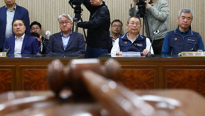 김정환 서울시버스운송조합 이사장(왼쪽 두번째)과 박점곤 서울시버스노동조합 위원장(왼쪽 세번째)이 29일 서울 영등포구 서울지방노동위원회에서 열린 임금·단체협약(임단협) 2차 조정회의에 참석해 있다. (사진=공동취재)