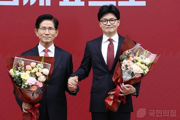 ▲ 당 선거관리위원회는 29일 서울 여의도 국민의힘 중앙당사에서 제21대 대통령선거 후보자 3차 경선 진출자로 김문수 후보(왼쪽)와 한동훈 후보(오른쪽)를 발표했다. 두 후보는 방송 토론과 결선 투표를 거쳐 오는 3일 전당대회에서 제21대 대통령 선거 국민의힘 후보자로 최종 확정한다. 사진=국민의힘.