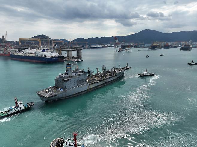 한화오션 거제 조선소로 미국 해군 7함대 소속 유류 보급함 유콘함이 지난 3월 6일 입항하고 있다. [사진 = 한화오션]