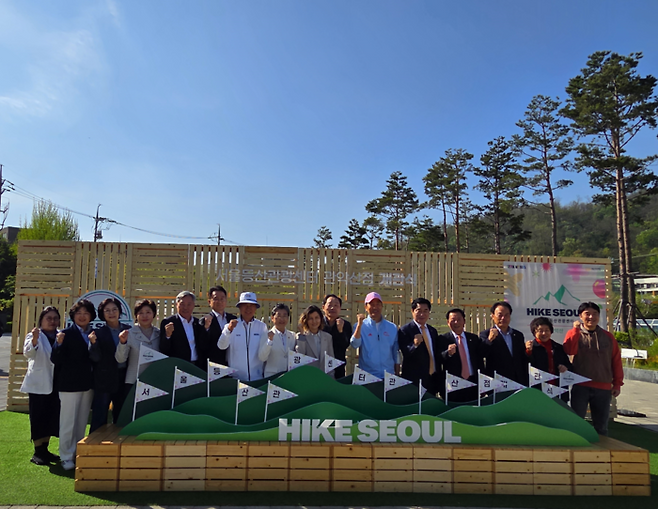 서울 등산관광센터 관악산점 개관식에서 주요 내빈들이 개관 축하 퍼포먼스를 진행하고 있다 / 사진=김혜성 여행+ 기자