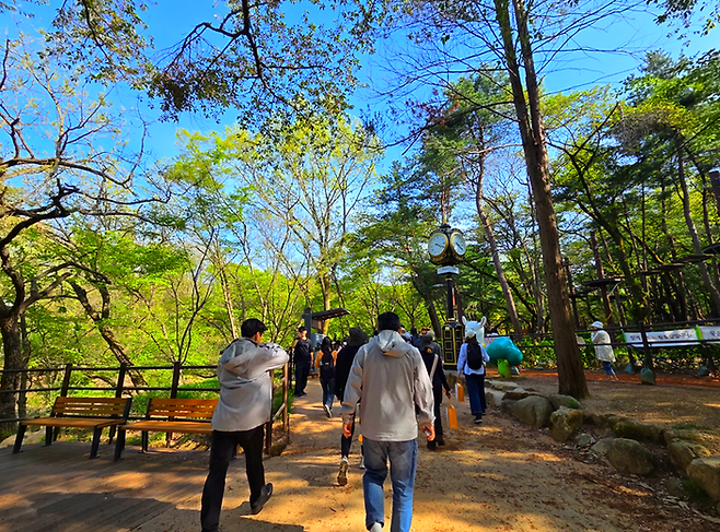 등산객들이 관악산을 등산 중이다 / 사진=김혜성 여행+ 기자