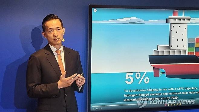 김동관 한화 부회장이 연초 다보스 포럼에서 발표를 하고 있다. 연합뉴스