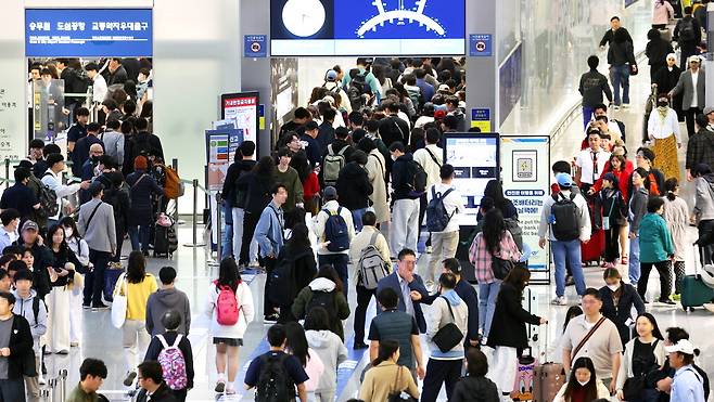 황금연휴 시작…공항은 벌써 북적
5월 1~6일 엿새간 '징검다리' 황금 연휴를 앞둔 30일 인천공항 제1여객터미널 출국장에서 승객들이 탑승 수속을 하기 위해 줄을 서고 있다. 인천공항은 연휴 기간 혼잡이 예상된다며 출발 3시간 전까지 공항에 도착해달라고 권고했다.  연합뉴스