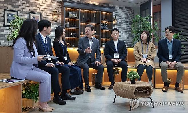 ‘슬기로운 퇴근생활’ 직장인 간담회 갖는 더불어민주당 이재명 대선 후보. [사진출처 = 연합뉴스]