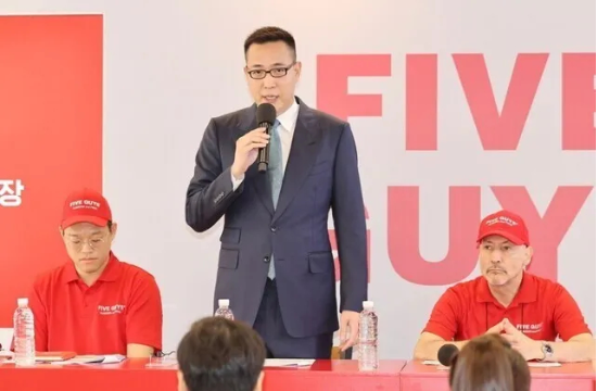 김동선 한화갤러리아 미래비전총괄 부사장이 미국 햄버거 브랜드 파이브가이즈 강남점에서 열린 기자간담회에서 인사하고 있다. (출처=연합뉴스)