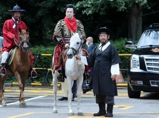 허경영 국가혁명당 명예대표가 2021년 8월 18일 경기도 고양시 행주산성 대첩문 앞에서 백마를 타고 대선 출정식 행사장으로 이동하고 있다. (출처=연합뉴스)