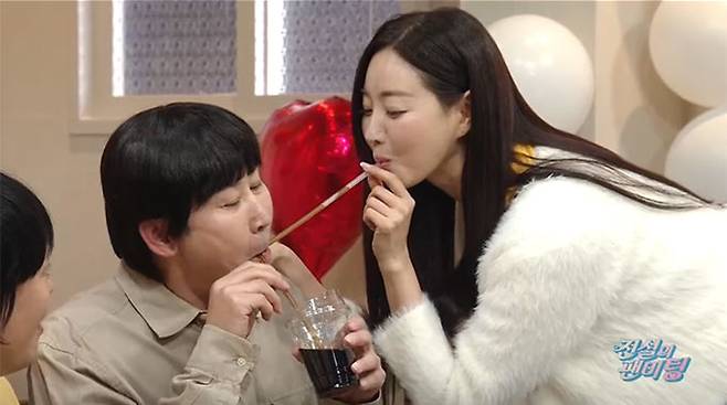 지난 26일 쿠팡플레이 'SNL코리아 시즌7'에 출연한 배우 김사랑이 '전설의 팬미팅' 코너에서 방송인 신동엽의 입에 빨대를 꽂고 음료를 마시는 파격적인 연기를 선보여 누리꾼들의 입방아에 올랐다. /사진=쿠팡플레이 'SNL 코리아 시즌7' 방송 화면