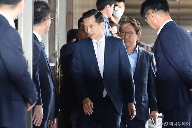 [서울=뉴시스] 김명년 기자 = 김동관 한화그룹 부회장이 28일 오후 서울 중구 롯데호텔 서울에서 빈 자이드 알 나하얀 아랍에미리트 대통령과의 간담회에 참석하고 있다.(공동취재) 2024.05.28. kmn@newsis.com /사진=김명년