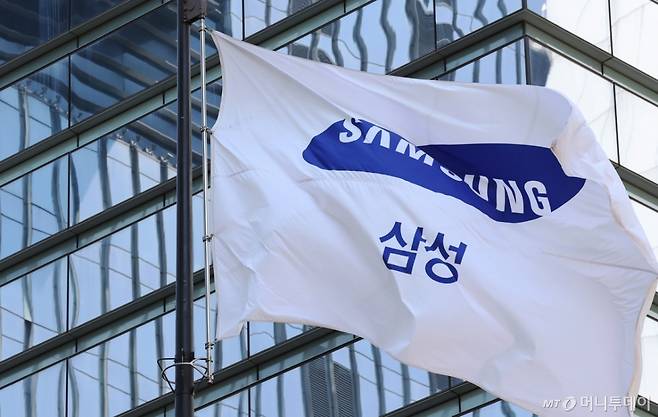 (서울=뉴스1) 장수영 기자 = 30일 서울 서초구 삼성전자 서초사옥에 삼성 깃발이 바람에 펄럭이고 있다.   삼성전자는 이날 올해 1분기 연결 기준 매출액은 79조 1405억 원, 영업이익은 6조6853억 원을 기록했다고 공시했다. 매출액은 전년 동기 대비 10.05% 증가하며 사상 최대 분기 매출을 기록했다. 2025.4.30/뉴스1  Copyright (C) 뉴스1. All rights reserved. 무단 전재 및 재배포,  AI학습 이용 금지. /사진=(서울=뉴스1) 장수영 기자