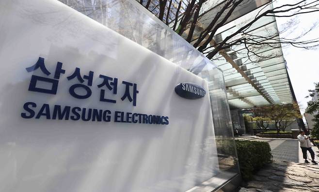 서울 서초구 삼성전자 서초사옥에서 직원들이 오가고 있다. /사진=뉴시