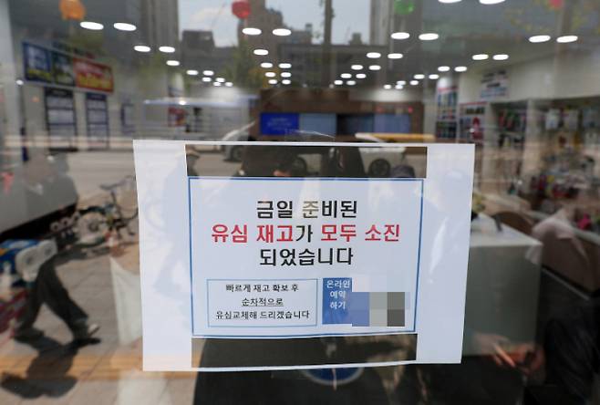 28일 오후 서울의 한 T월드 매장에 유심 재고 소진 안내문이 게시되어 있다. /사진=뉴시스