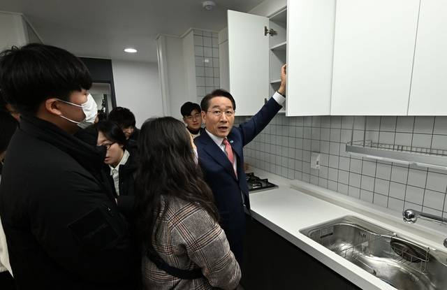 유정복 인천시장이 지난 3월 미추홀구 도화동에서 신혼부부와 신생아 출산 가구 주민에게 천원주택(매입임대) 내부를 둘러보고 있다. 인천시청 제공