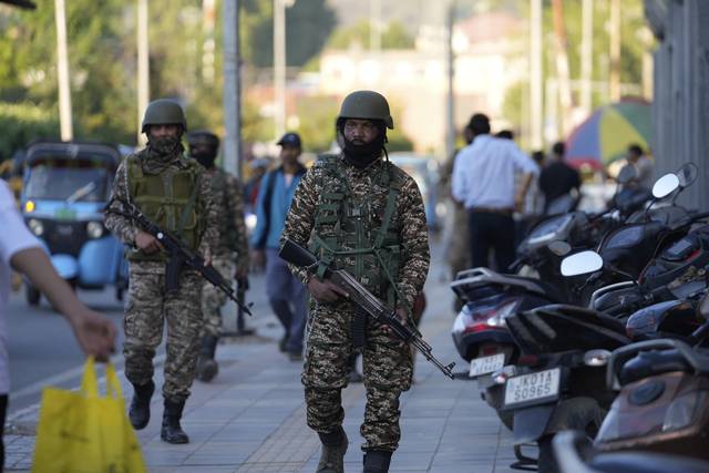 인도와 파키스탄이 영유권 분쟁을 벌이고 있는 인도령 카슈미르에서 인도군 장병들이 29일 경계 임무를 수행하고 있다.  AP 연합뉴스