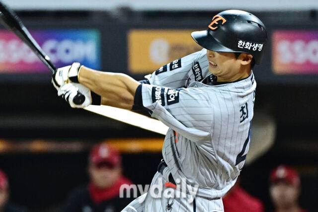 17일 인천 SSG랜더스필드에서 열린 '2025 신한 SOL BANK KBO리그' 한화 이글스와 SSG랜더스 경기. 한화 최인호가 5회초 2사 1루에 2루타를 치고 있다./마이데일리