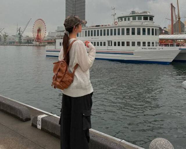 장원영이 강가 앞에서 생각에 잠겼다. / 장원영 SNS