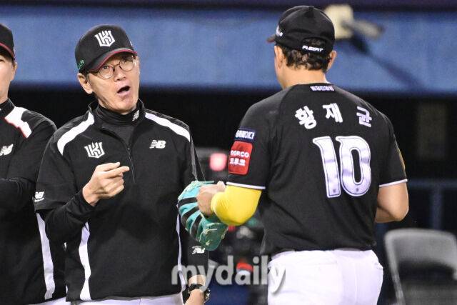 30일 오후 서울 잠실구장에서 진행된 '2025 신한 SOL뱅크 KBO 리그' KT-두산의 경기. kt 이강철 감독이 8-3으로 승리한 뒤 황재균을 보며 놀라워 하고 있다./잠실=곽경훈 기자