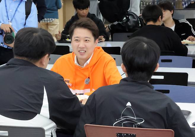 이준석 개혁신당 대선후보가 지난 29일 경기도 고양시 한국항공대학교를 방문, 학생들과 식사를 함께하며 대화하고 있다. [연합]