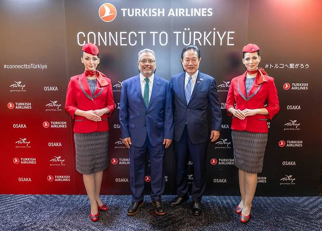 오사카엑스포로 간 터키항공 아흐멧볼랏(왼쪽 두번째) 회장