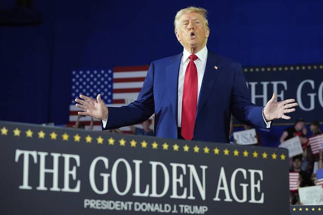 29일(현지시간) 도널드 트럼프 미국 대통령이 취임 100일을 기념해 미시간주에 위치한 머콤 카운티 커뮤니티 칼리지센터에서 연설하고 있다. [AP]
