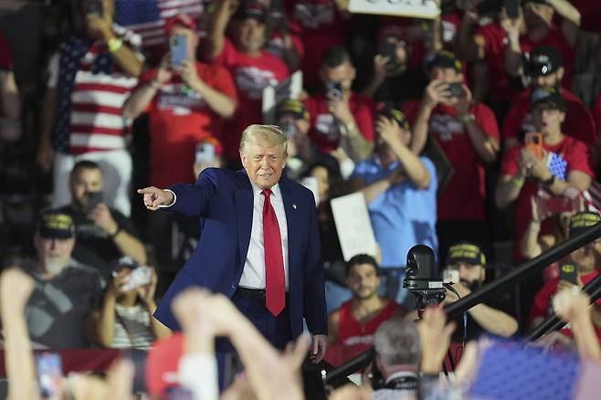 29일(현지시간) 도널드 트럼프 미국 대통령이 취임 100일을 맞아 미시간주에 위치한 머콤 카운티 커뮤니티 칼리지센터에서 연설하고 있다. [AP]