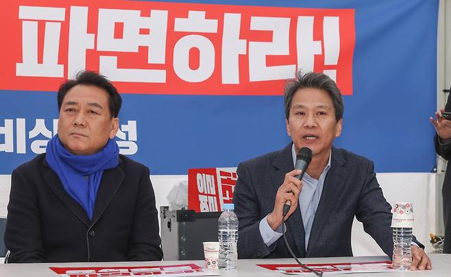 임종석 전 대통령 비서실장이 지난 3월 서울 종로구 경복궁 앞 더불어민주당 천막 농성장에서 열린 국난극복을 위한 시국간담회에서 발언하고 있다. [뉴시스]