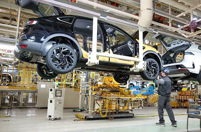 르노코리아 부산공장 내 새롭게 설치된 전기차 생산 대응 섀시행거  [르노코리아 제공]