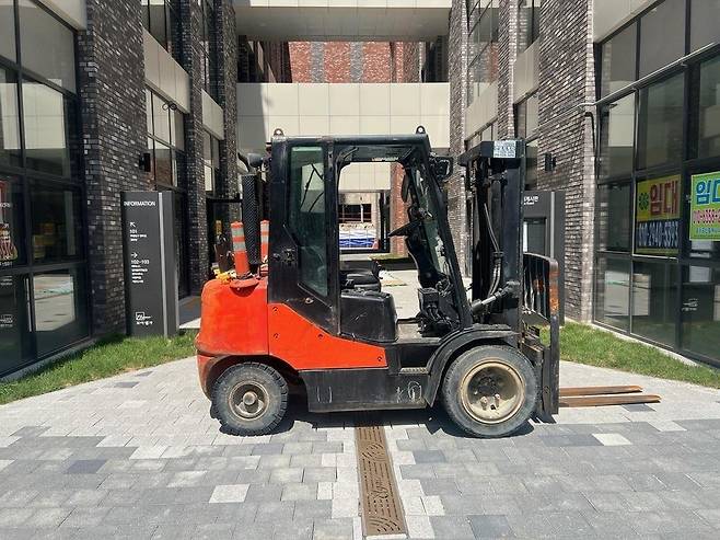 광주 한 신축 아파트에서 시행사와 시공사 간 대금 분쟁이 발생해 입주민들이 불편을 겪고 있다.광주 신축 아파트단지 출입구 곳곳에 지게차 왜?