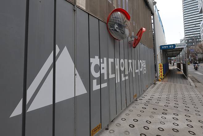 서울 시내 현대엔지니어링 공사 현장. 현대엔지니어링은 지난 3월 10일부터 전국 80여 곳의 공사장 작업을 전면 중단했다.[연합]