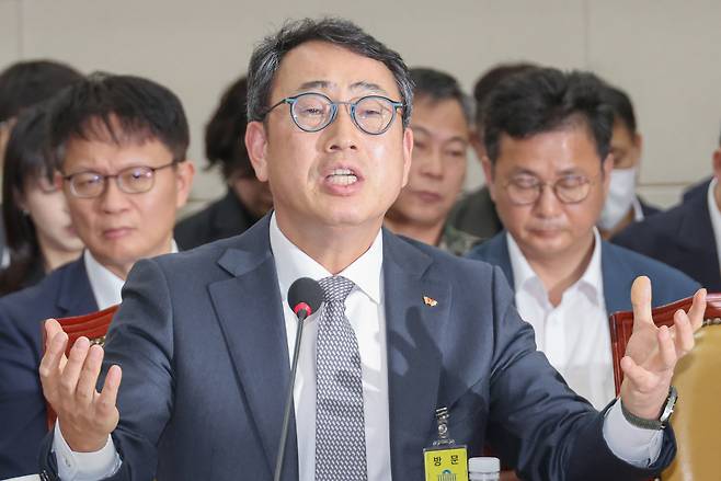 유영상 SK텔레콤 대표이사가 30일 국회 과학기술정보방송통신위원회의에서 열린 방송통신 분야 청문회에서 유심 해킹 사태와 관련한 질의에 답하고 있다. [연합]