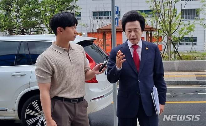 [의정부=뉴시스] 김도희 기자 = 신도를 성추행한 혐의로 고소당한 허경영 국가혁명당 명예대표가 지난해 7월23일 오후 3시30분께 경찰의 3차 조사를 앞두고 경기북부경찰청 앞에서 자신의 입장을 밝히고 있다. 2024.07.23 kdh@newsis.com