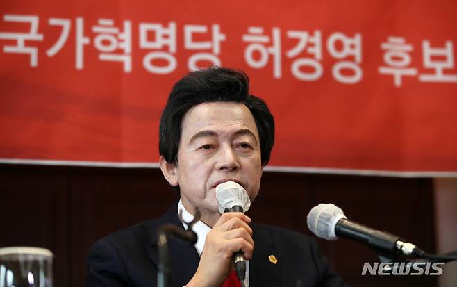 [서울=뉴시스] 조성우 기자 = 허경영 국가혁명당 대선 후보가 2022년 2월7일 오후 서울 중구 한국프레스센터에서 열린 '제20대 대통령선거 국가혁명당 허경영 후보 단독 정책토론'에서 기조연설을 하고 있다. 2022.02.07. xconfind@newsis.com
