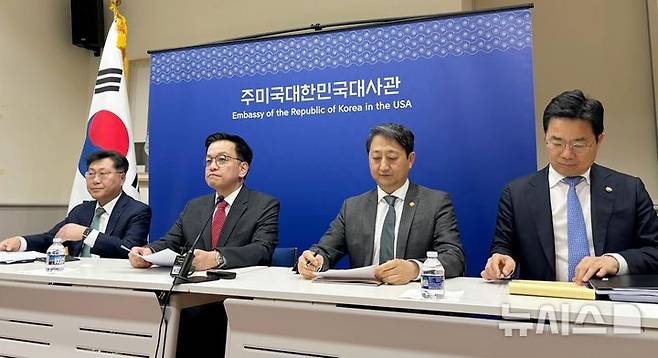 [워싱턴=뉴시스] 이윤희 특파원 = 최상목 부총리 겸 기획재정부 장관이 24일(현지 시간) 미국 워싱턴D.C. 주미대사관에서 안덕근 산업통상자원부 장관과 함께 한-미 2+2 통상협의(Trade Consultation) 관련 합동브리핑을 하고 있다. 2025.04.25. sympathy@newsis.com