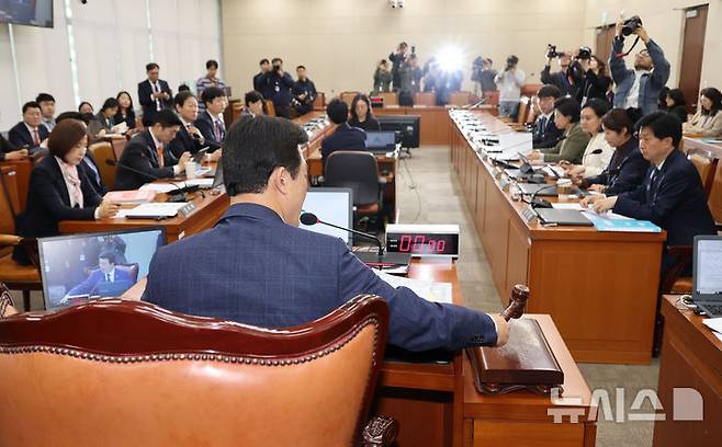 [서울=뉴시스] 권창회 기자 = 8일 오전 서울 여의도 국회에서 열린 연금개혁특별위원회 전체회의에서 윤영석 위원장이 의사봉을 두드리고 있다. 2025.04.08. kch0523@newsis.com