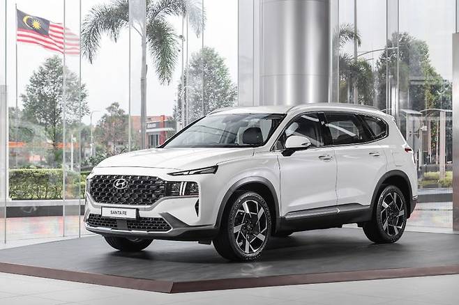 [서울=뉴시스] 현대차가 지난해부터 말레이시아 현지에서 조립 생산해 판매 중인 구형 싼타페 FL모델 모습. (사진=현대차 말레이시아 법인 제공) 2025.04.29 photo@newsis.com *재판매 및 DB 금지
