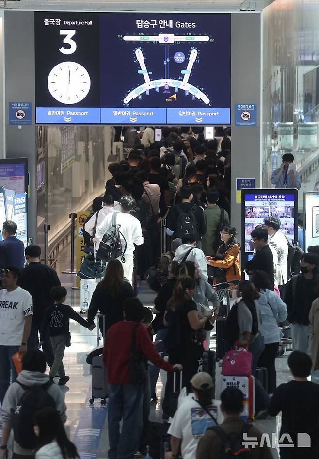 [인천공항=뉴시스] 김명년 기자 = '황금연휴'를 앞둔 29일 오전 인천국제공항 제1여객터미널 출국장에서 여행객들이 이동하고 있다. 5월 황금연휴 동안 김포와 제주 등 전국 14개 공항을 이용하는 여객이 140만명으로 예상되면서, 이기간 인천공항까지 전국공항을 이용하는 이용객은 288만명이 넘을 것으로 전망된다. 2025.04.27. kmn@newsis.com