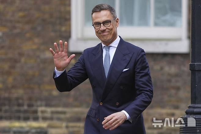 [런던=AP/뉴시스]영국을 방문한 알렉산데르 스투브 핀란드 대통령이 지난달 31일(현지 시간) 런던 다우닝가에서 키어 스타머 영국 총리를 만나기 위해 이동하며 손을 흔들고 있다. 그는 도널드 트럼프 미 대통령이 유일하게 귀를 기울이는 유럽지도자다.  2025.04.30.