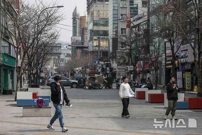 [서울=뉴시스] 정병혁 기자 = 25일 서울 서대문구 신촌거리가 한산한 모습을 보이고 있다. 2025.03.25. jhope@newsis.com