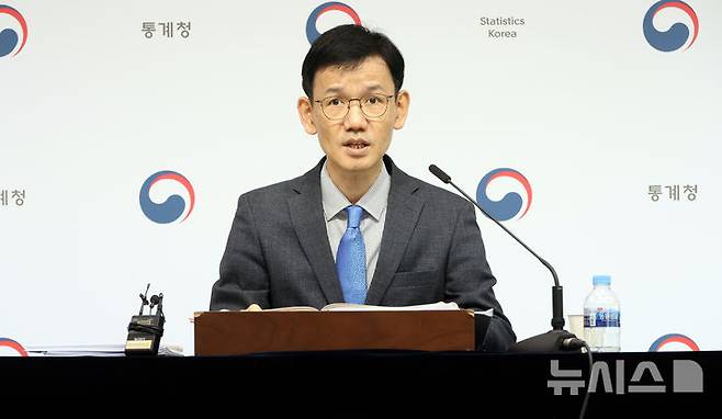 [세종=뉴시스] 강종민 기자 = 이두원 통계청 경제동향통계심의관이 30일 세종시 정부세종청사에서 2025년 3월 산업활동동향을 발표하고 있다. 지난달 전산업 생산은 전월 대비 0.9% 증가했지만 소매판매는 전월 대비 0.3%, 설비투자는 전월 대비 0.9% 각각 감소한 것으로 나타났다. 2025.04.30. ppkjm@newsis.com