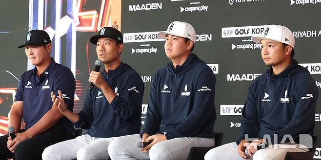 [인천=뉴시스] 전진환 기자 =  LIV 골프 코리아 경기를 앞두고 30일 인천 연수구 잭니클라우스CC에서 열린 '아이언헤드'팀 기자회견에서 케빈 나(캡틴)가 취재진 질문에 답하고 있다. 대니 리(왼쪽부터), 캐빈 나, 장유빈, 고즈마 지니치로. 2024.04.30. amin2@newsis.com