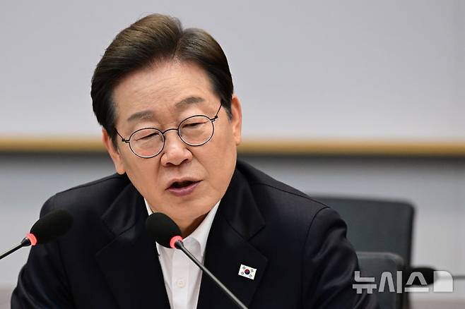 [서울=뉴시스] 국회사진기자단 = 이재명 더불어민주당 제21대 대통령 선거 후보가 28일 오후 경기도 이천시 SK하이닉스 이천캠퍼스에서 열린 'K-반도체' AI메모리반도체 기업 간담회에 참석해 발언을 하고 있다. 2025.04.28. photo@newsis.com.